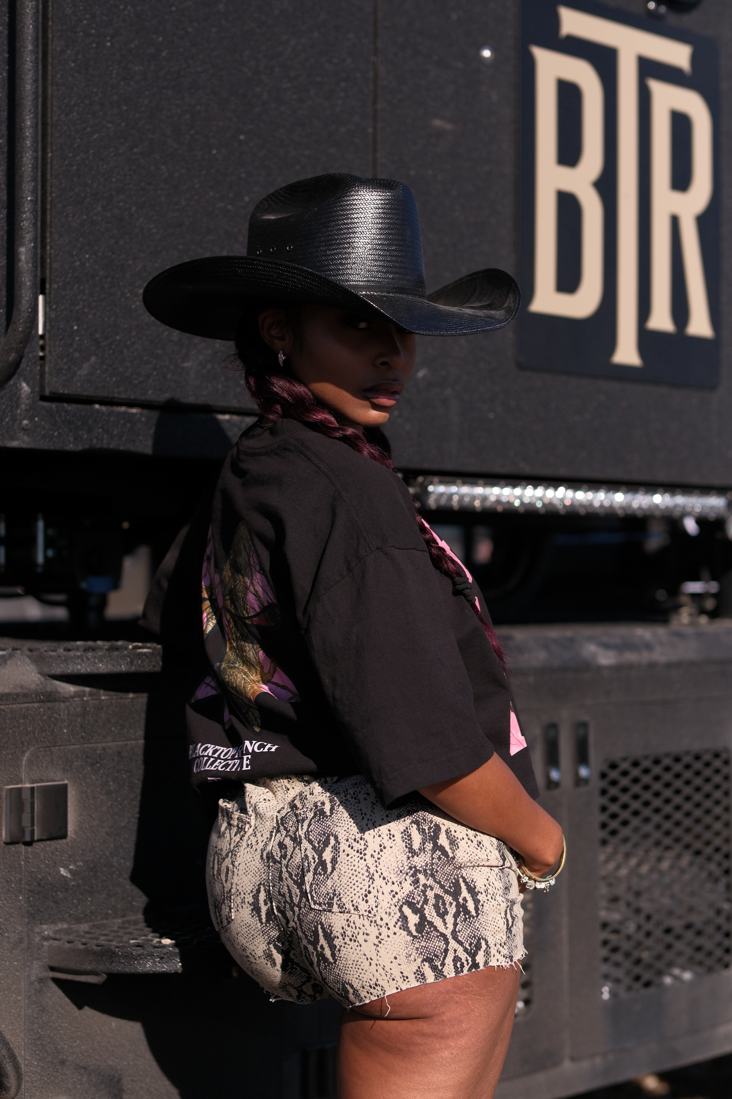 Hot Girls Hunt One Size Crop Tee